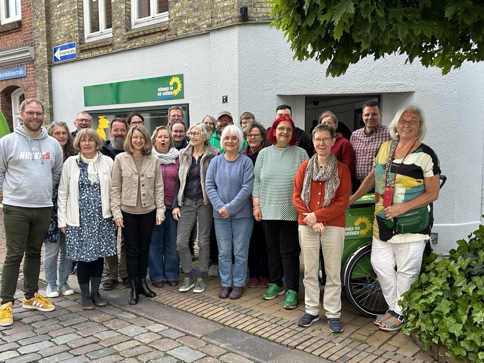 Die Kreisvorsitzenden mit Sprecher*innen der grünen Ortsverbände und -gruppen im Kreisverband Rendsburg-Eckernförde